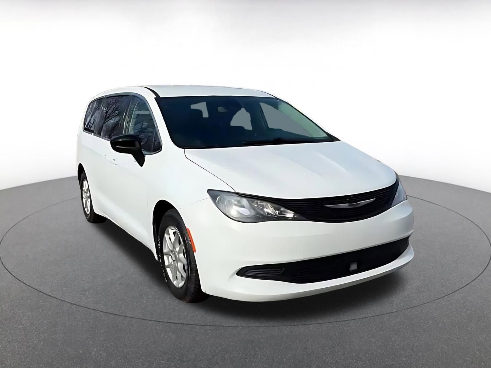 Used 2024 Chrysler Voyager LX image 3