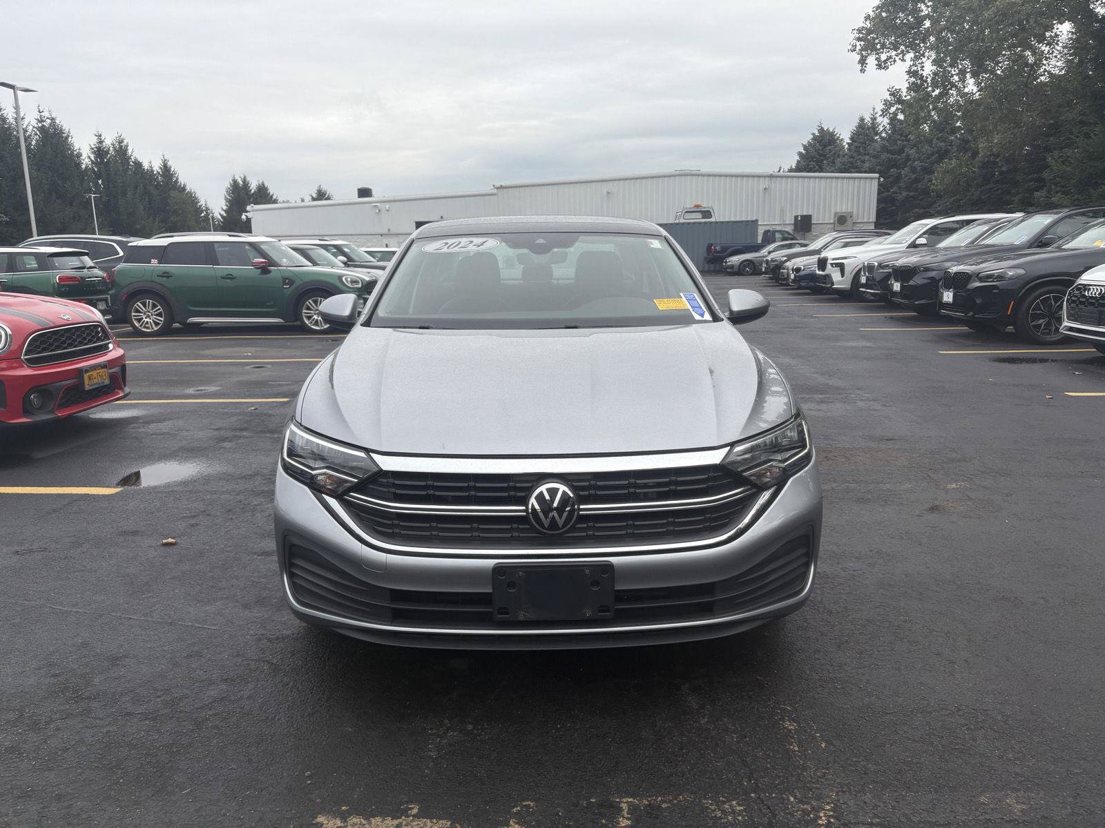 Used 2024 Volkswagen Jetta SE w/ Panoramic Sunroof Package FWD image 2