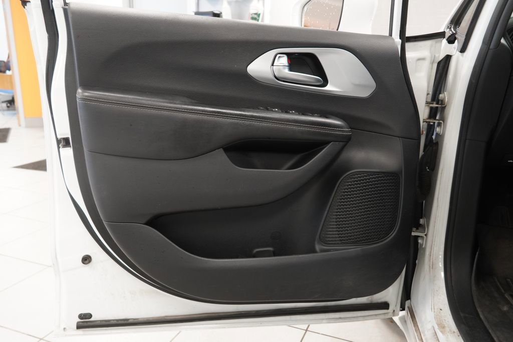 Used 2018 Chrysler Pacifica Touring-L Plus w/ S Appearance Package FWD image 16