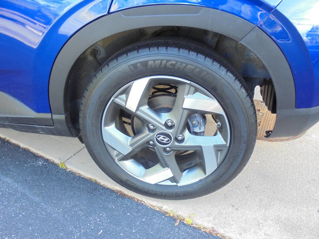Used 2024 Hyundai Venue Limited FWD image 23