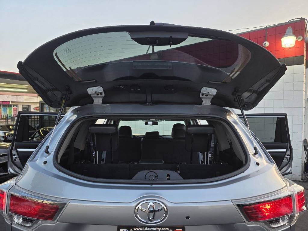 Used 2014 Toyota Highlander XLE AWD/4WD image 12