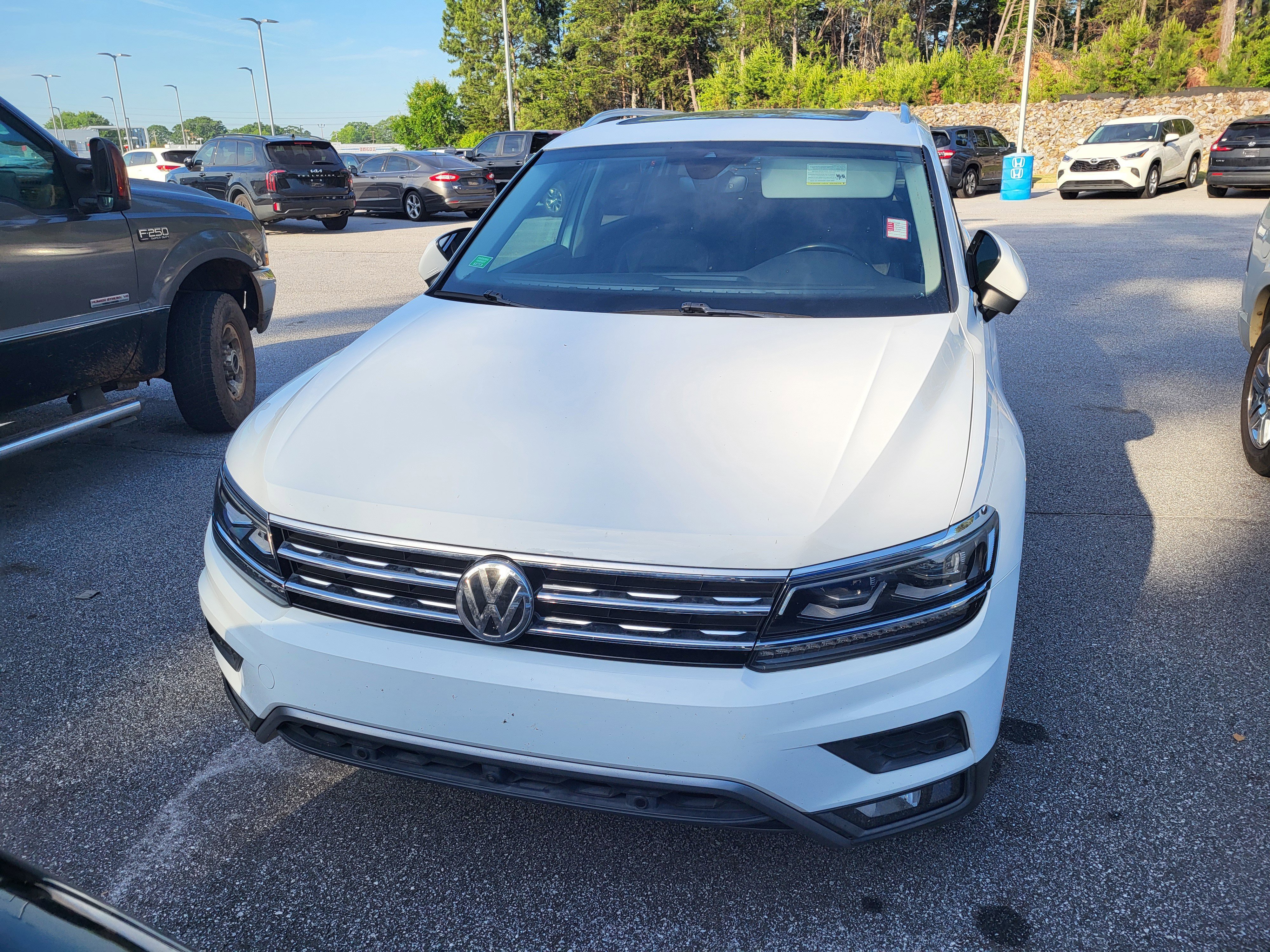 Used 2018 Volkswagen Tiguan SEL Premium FWD image 2