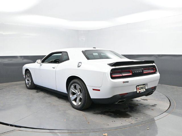 Used 2015 Dodge Challenger SXT RWD image 8