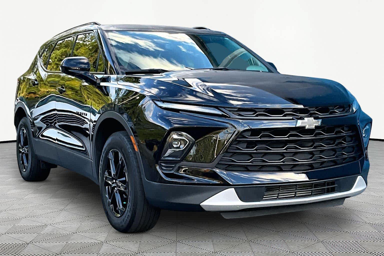 Used 2023 Chevrolet Blazer LT w/ Midnight/Sport Edition FWD image 3