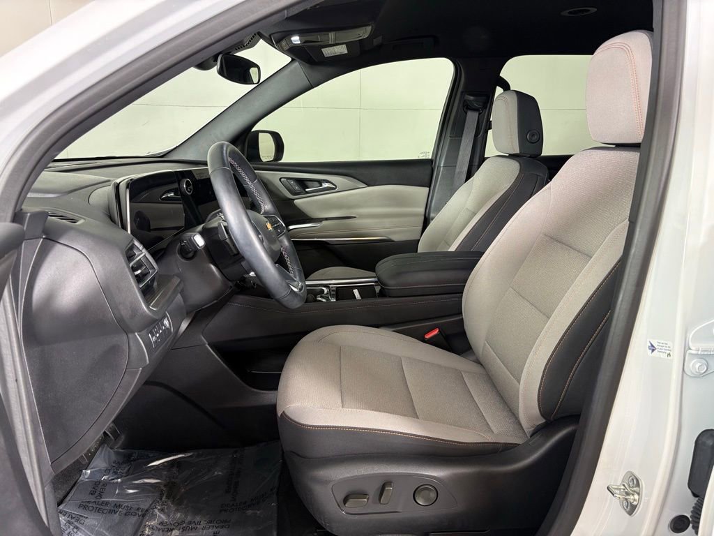 Used 2025 Chevrolet Traverse LT image 19