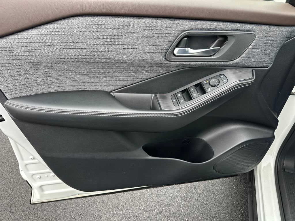 Used 2023 Nissan Rogue SV image 14