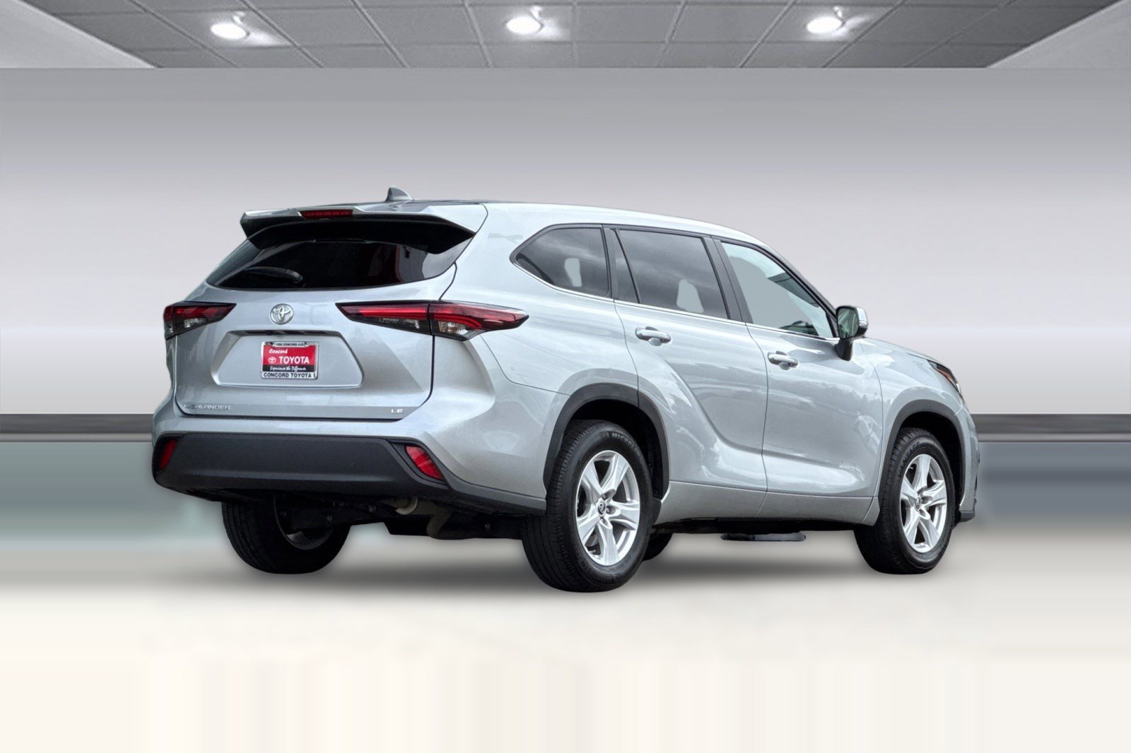 Used 2025 Toyota Highlander LE image 3