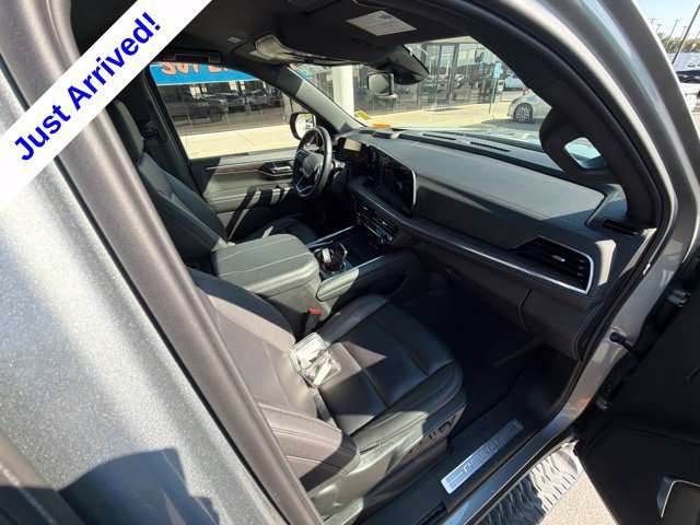 Used 2025 Chevrolet Suburban Z71 AWD/4WD image 24