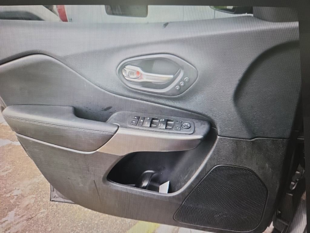 Used 2019 Jeep Cherokee Limited image 9