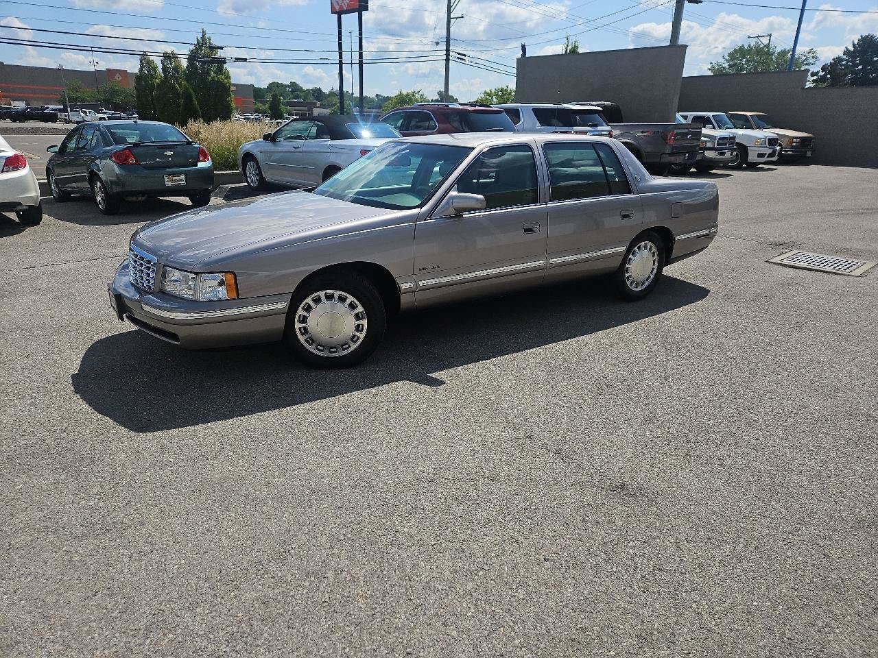 Used 1998 Cadillac De Ville FWD image 2