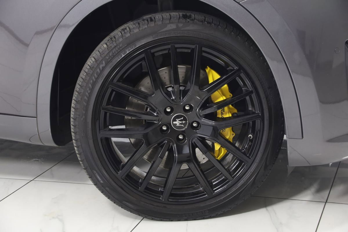Used 2022 Maserati Levante Modena AWD/4WD image 17