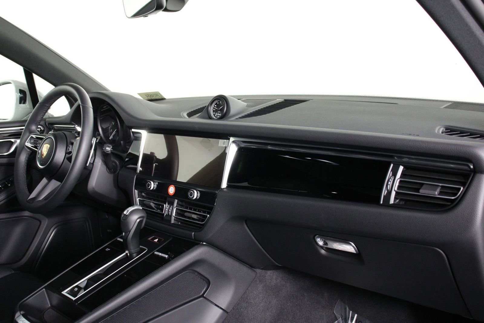 Certified 2025 Porsche Macan image 24