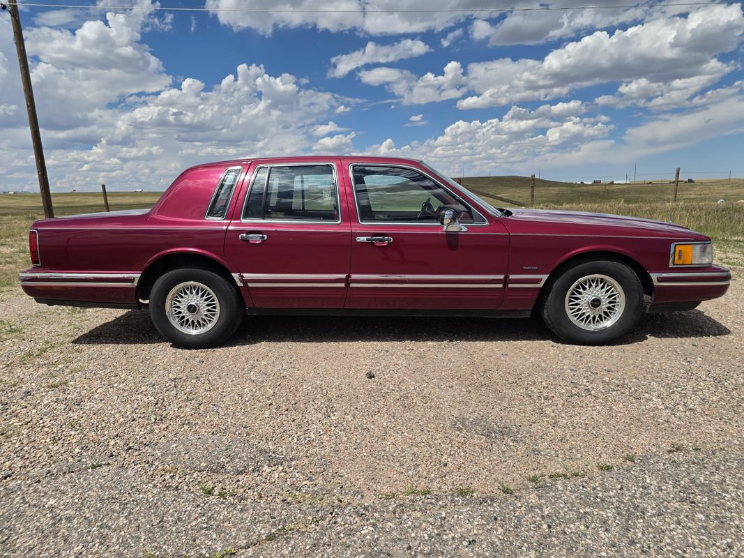 Used 1993 Lincoln Town Car Executive RWD image 6