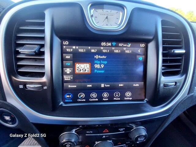 Used 2018 Chrysler 300 Limited image 24