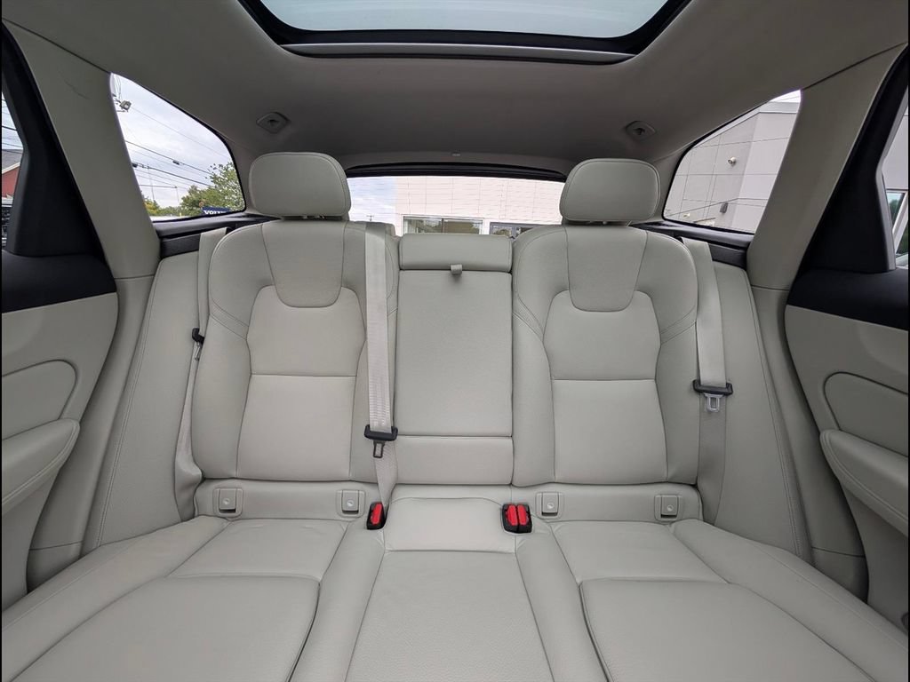 Certified 2024 Volvo XC60 B5 Plus w/ Protection Package Premier AWD/4WD image 17