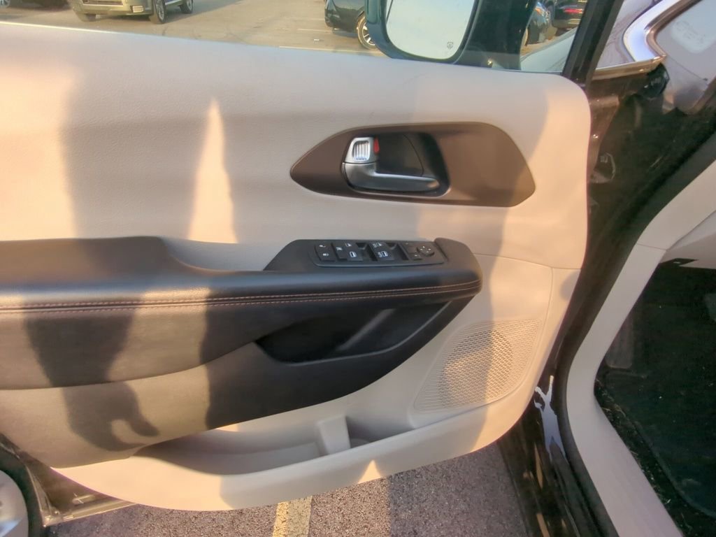 Used 2019 Chrysler Pacifica Touring-L image 8