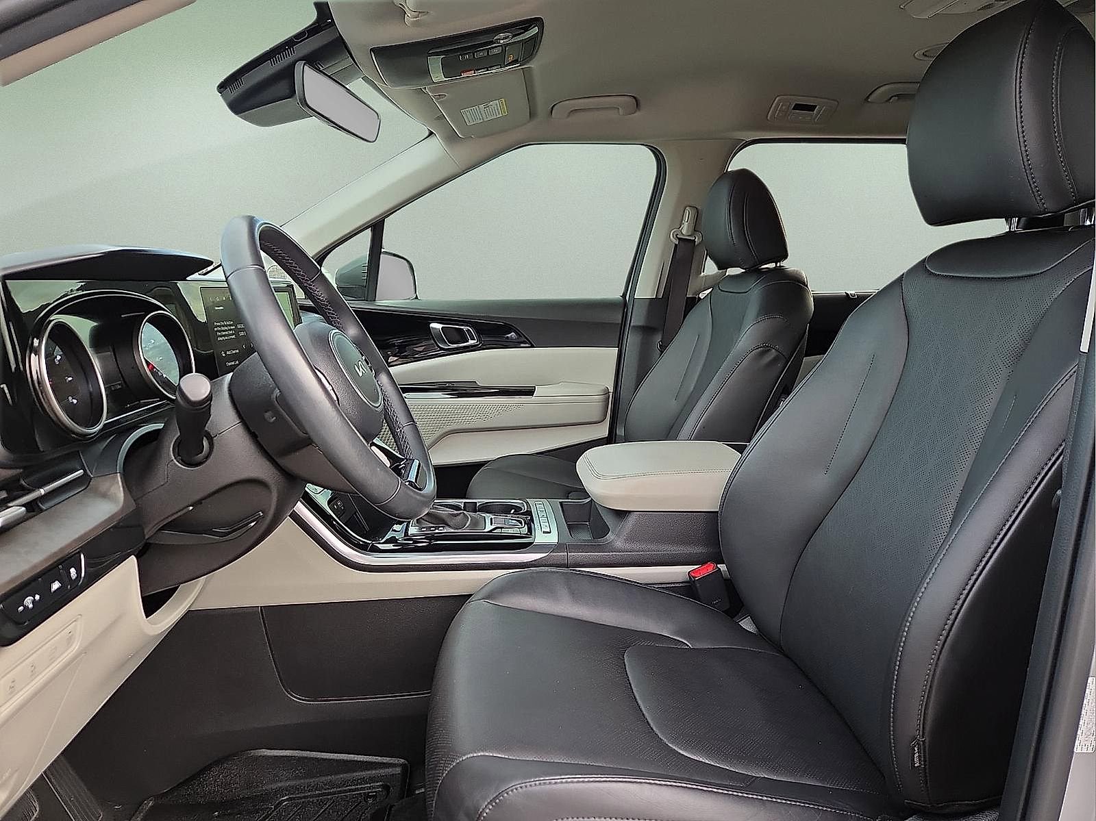 Used 2023 Kia Carnival EX image 15