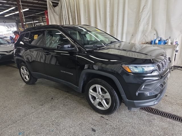 Used 2023 Jeep Compass Latitude AWD/4WD image 2