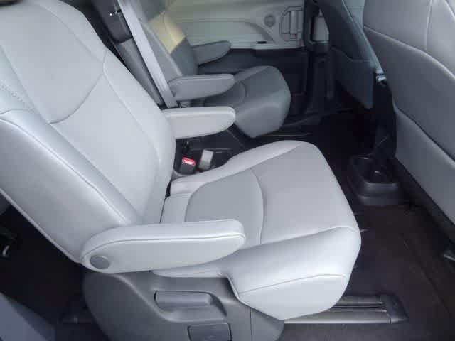 Used 2024 Toyota Sienna XLE FWD image 16