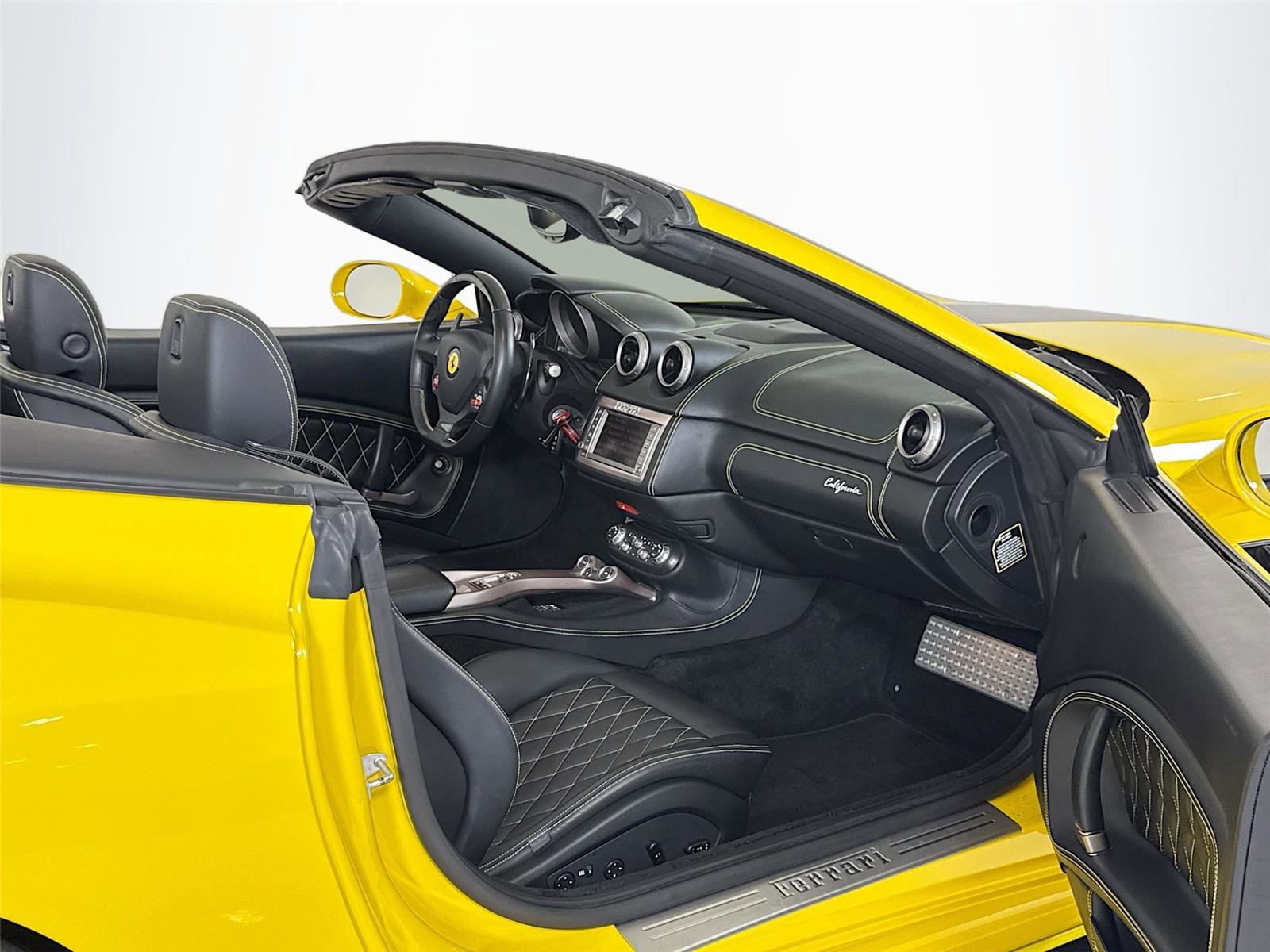 Used 2014 Ferrari California image 27