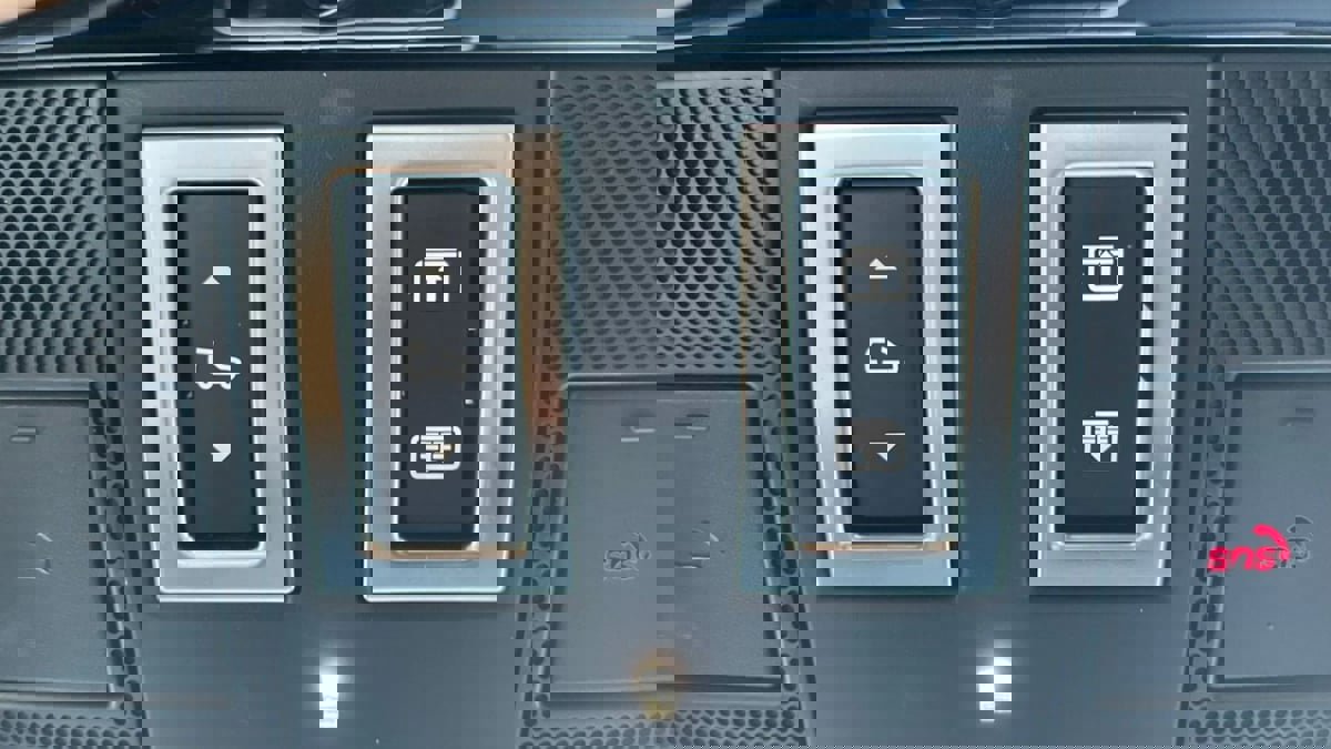 Used 2019 Land Rover Range Rover Velar S image 56