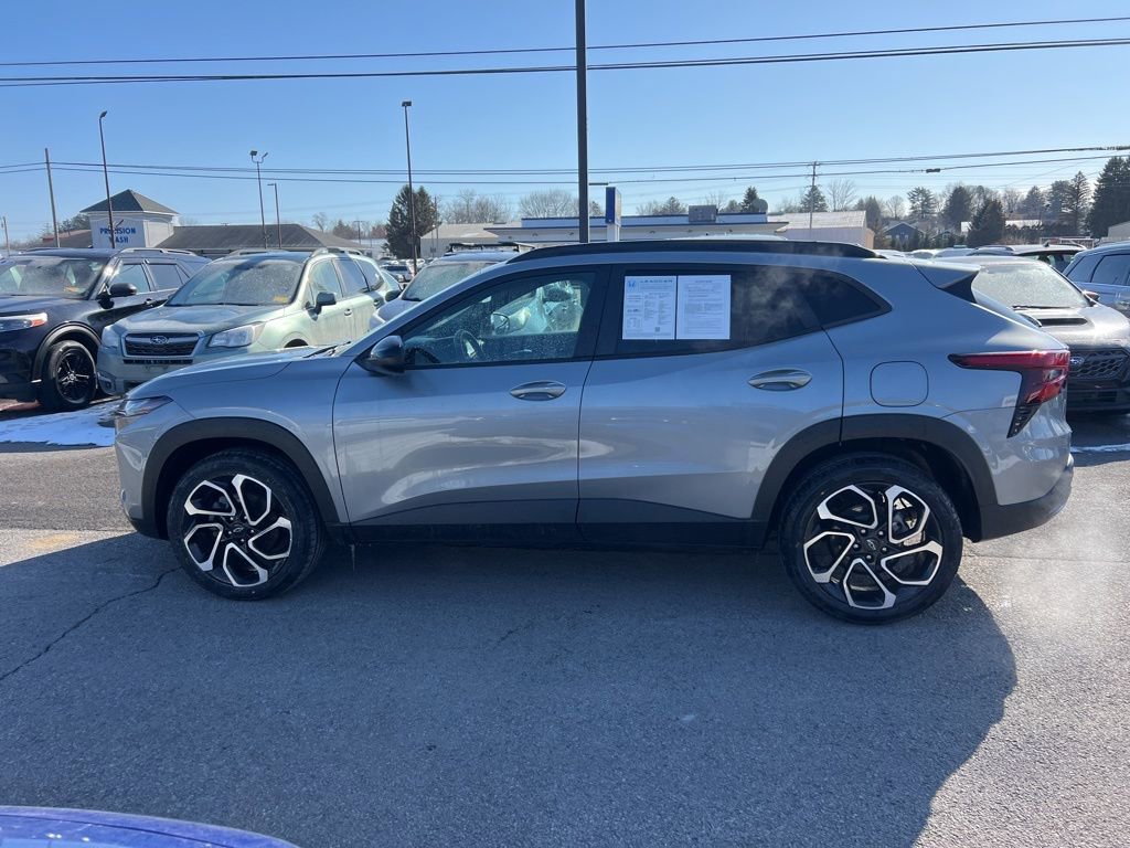 Used 2024 Chevrolet Trax RS w/ Sunroof Package image 2