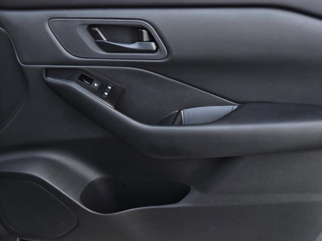 Used 2026 Nissan Rogue S FWD image 8