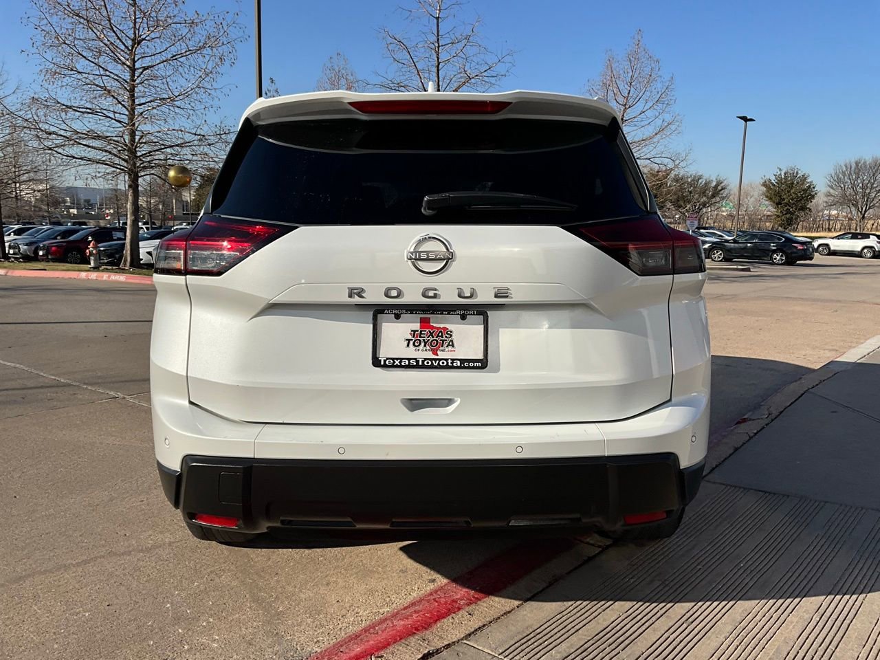 Used 2025 Nissan Rogue SV image 7