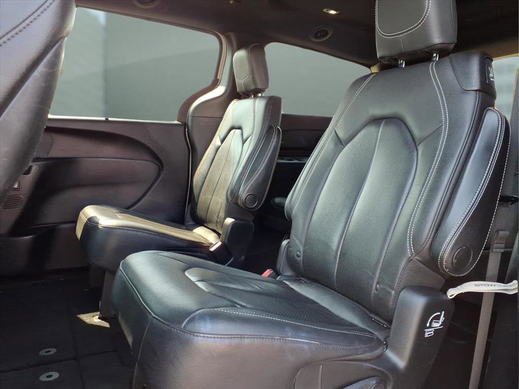 Used 2020 Chrysler Pacifica Touring-L Plus FWD image 14