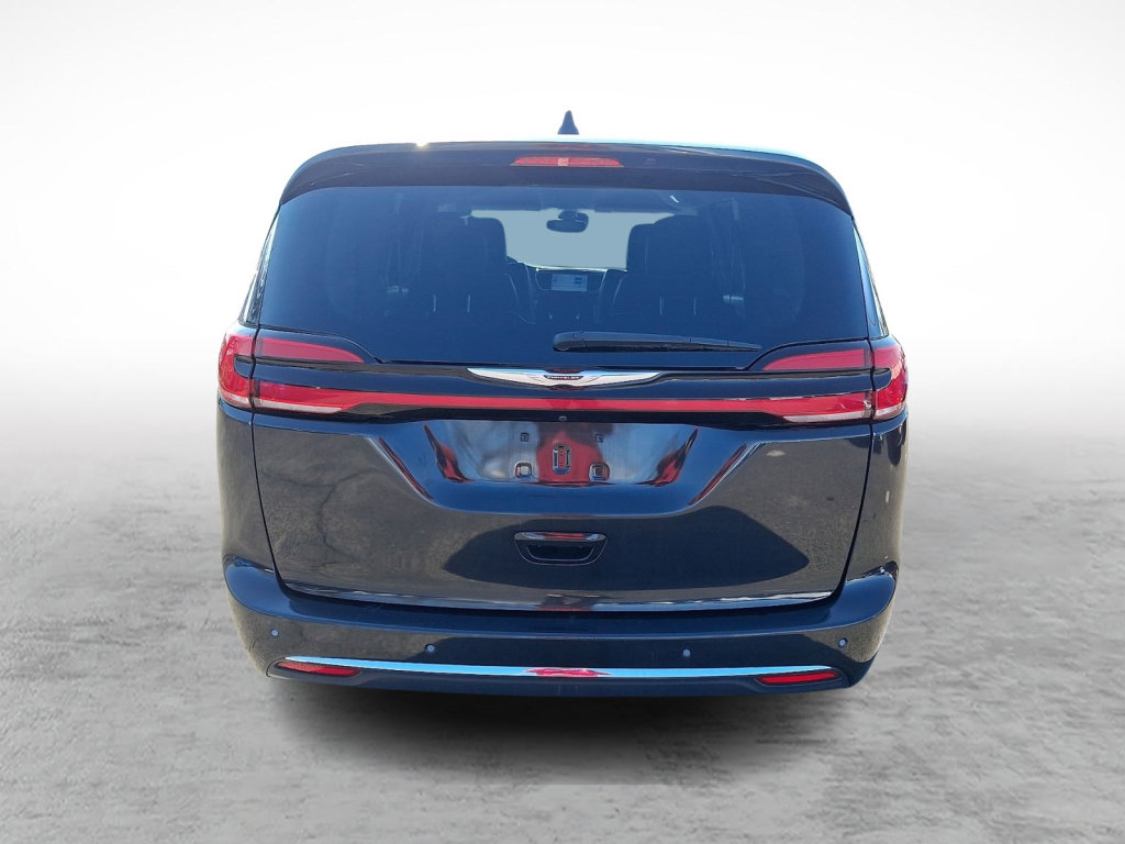 Used 2023 Chrysler Pacifica Touring-L image 4
