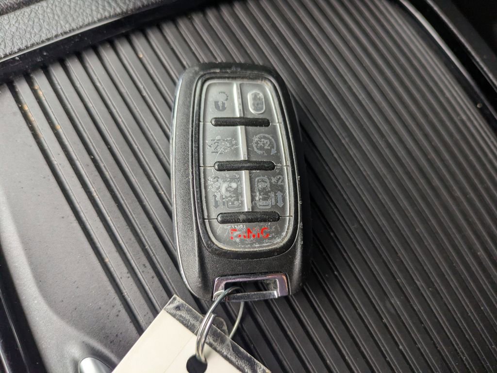 Used 2021 Chrysler Pacifica Limited w/ Uconnect Theater Family Group image 33