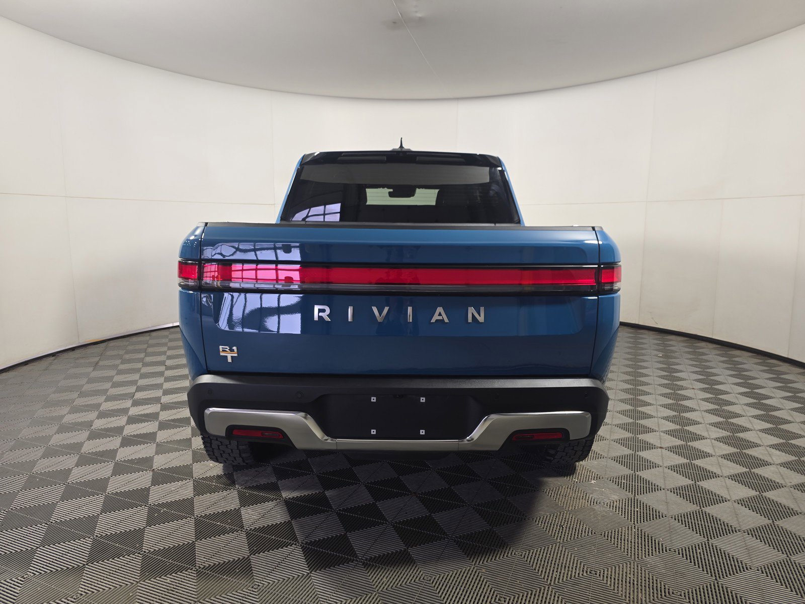 Used 2023 Rivian R1T Adventure image 4
