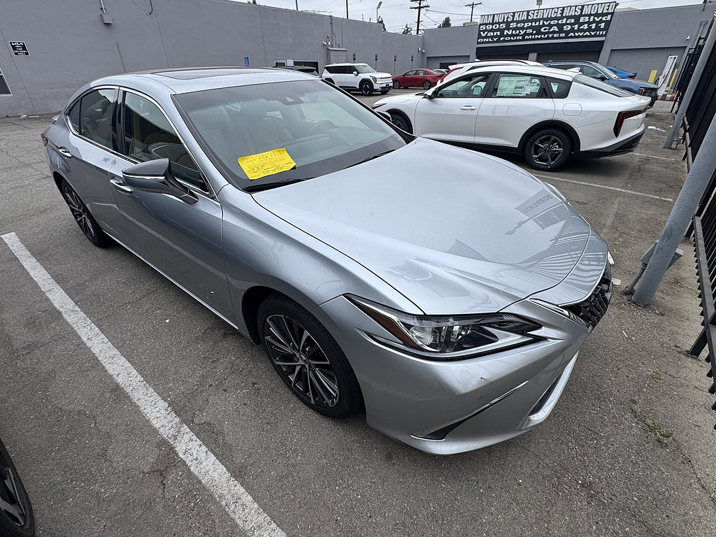 Used 2023 Lexus ES 300h w/ Premium Package FWD image 4