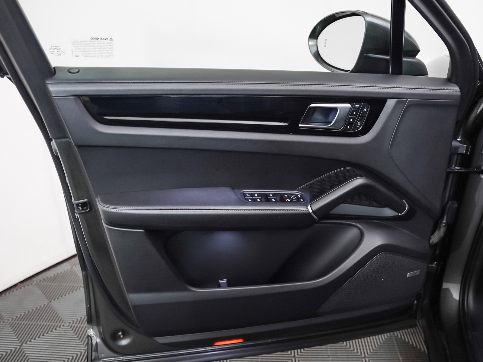 Used 2023 Porsche Cayenne S w/ Premium Package image 25