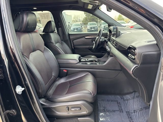 Certified 2025 Honda Pilot Black Edition image 10