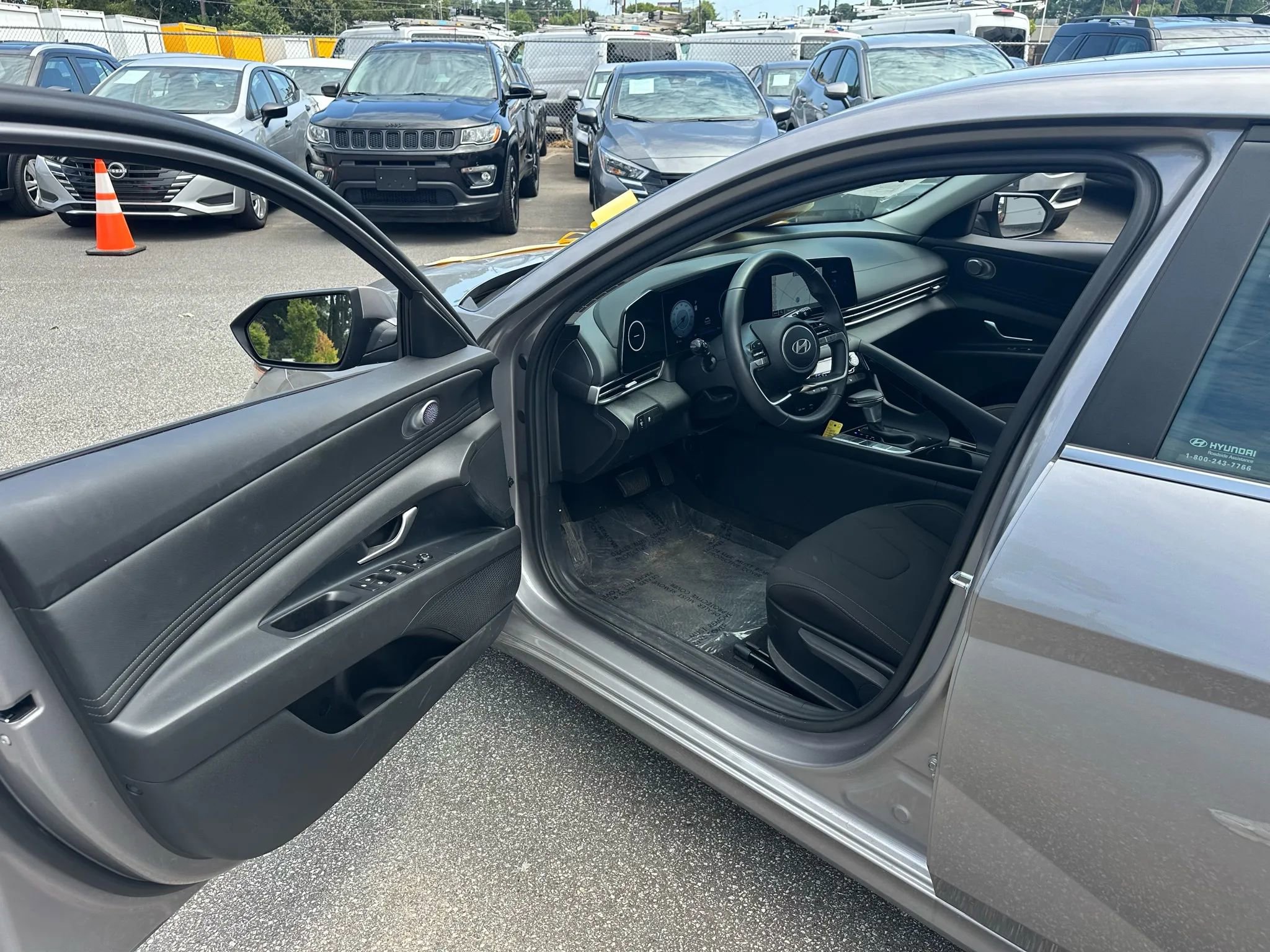 Used 2025 Hyundai Elantra SEL image 16