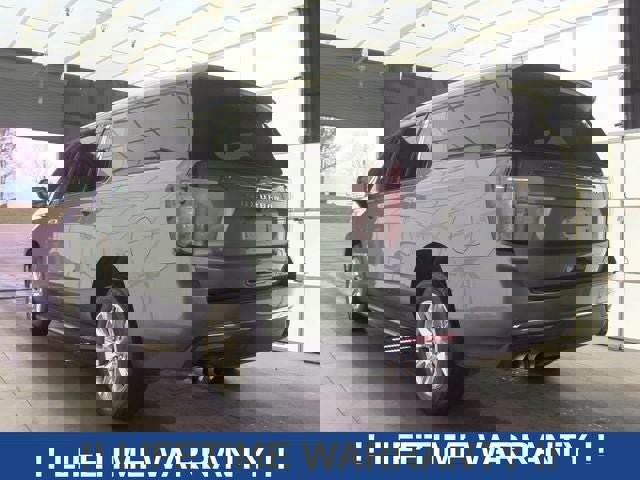 Used 2023 Chevrolet Suburban Premier image 8