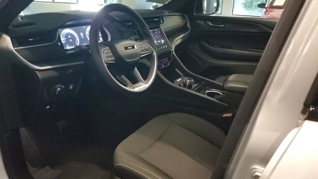 Used 2025 Jeep Grand Cherokee Laredo X image 19