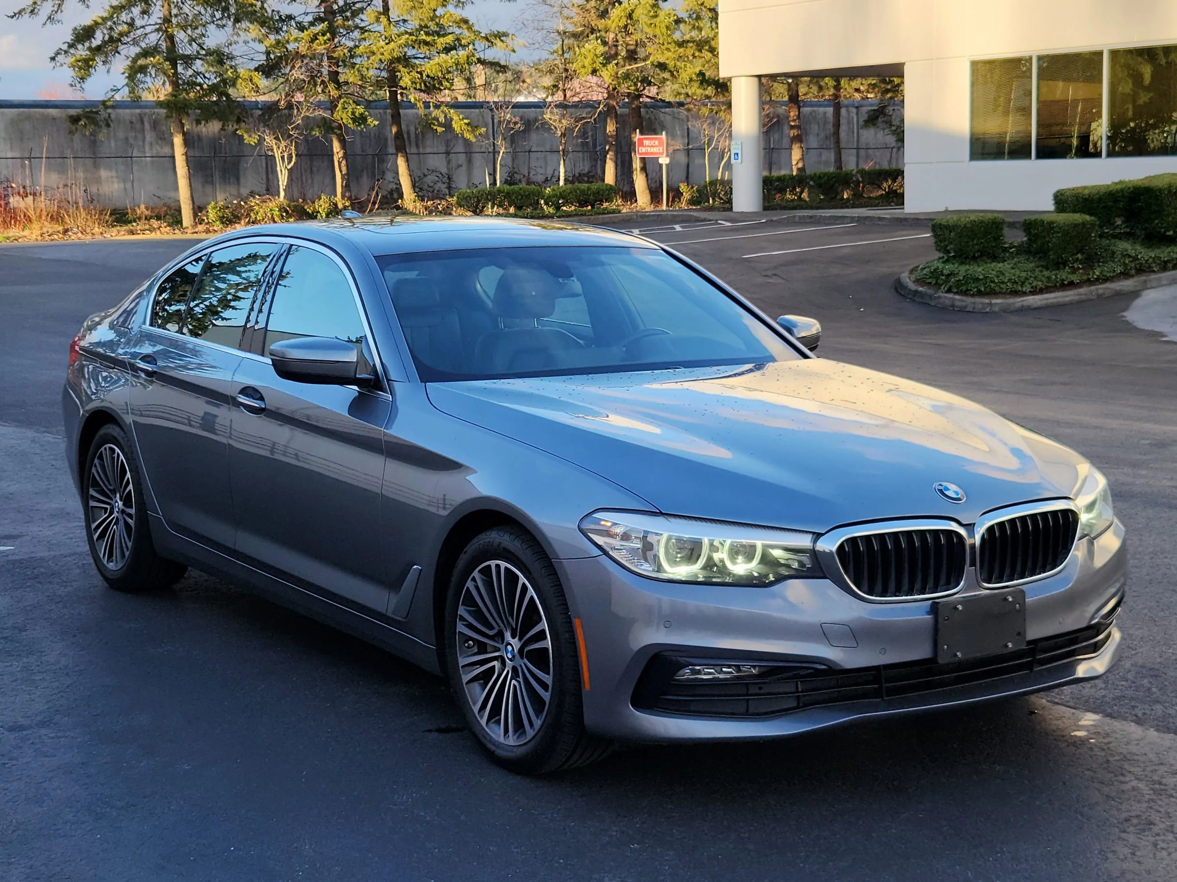 Used 2018 BMW 530i xDrive w/ Premium Package image 5