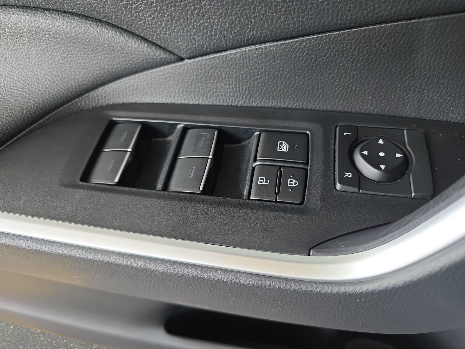 Used 2025 Toyota RAV4 XLE AWD/4WD image 28