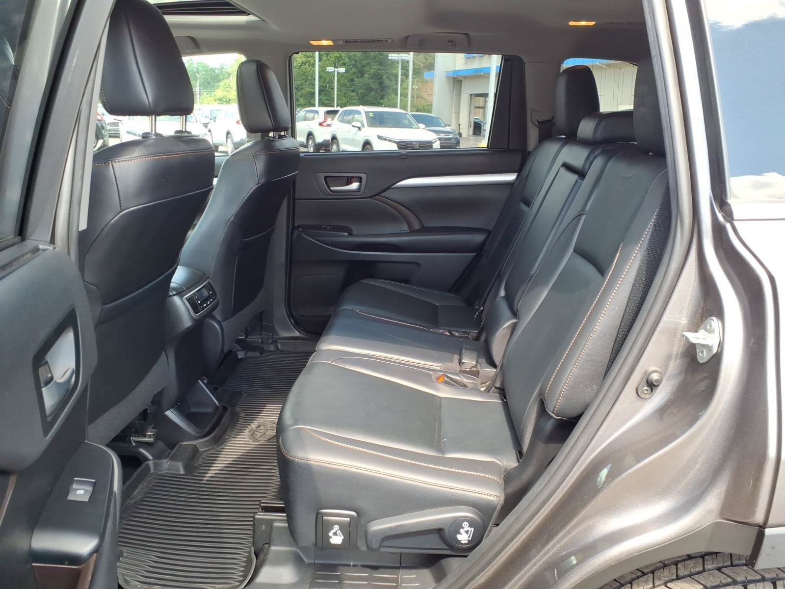 Used 2019 Toyota Highlander XLE AWD/4WD image 16