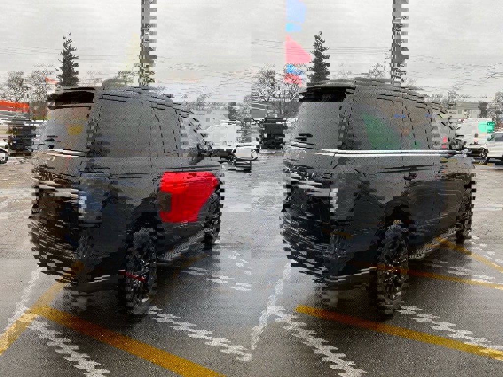 Used 2024 Ford Expedition XLT image 5
