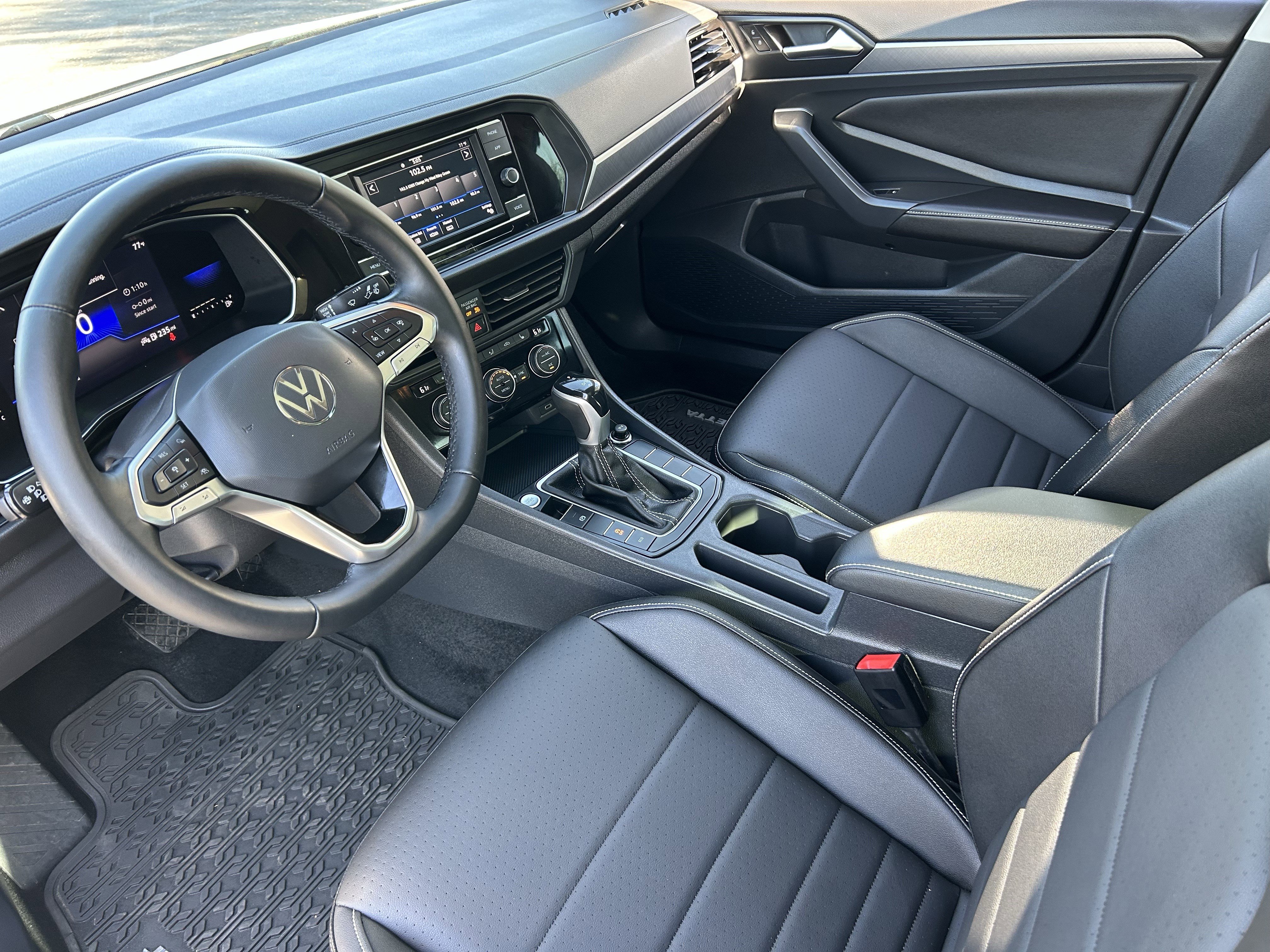 Used 2022 Volkswagen Jetta SE w/ Panoramic Sunroof Package FWD image 16