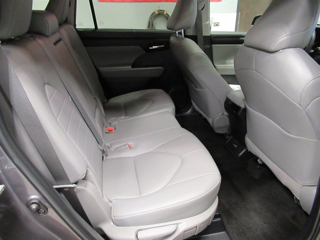 Used 2024 Toyota Highlander XLE image 10