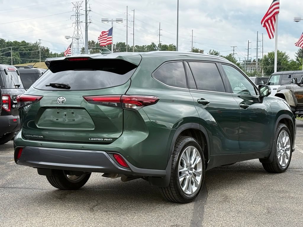 Used 2024 Toyota Highlander Limited AWD/4WD image 32