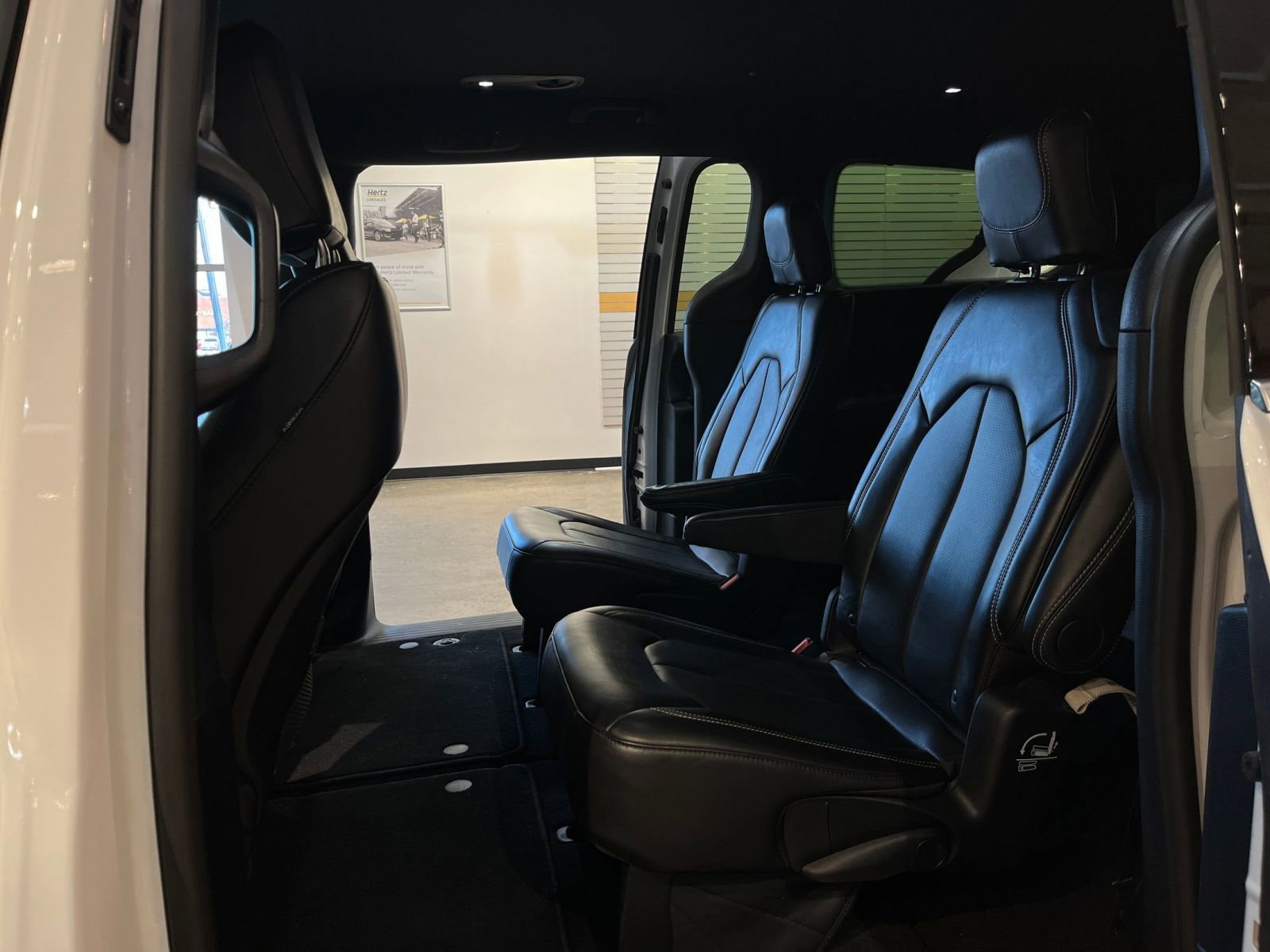 Used 2025 Chrysler Pacifica Select image 27