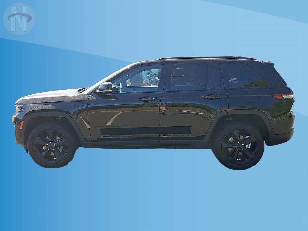 Used 2024 Jeep Grand Cherokee Altitude AWD/4WD image 5