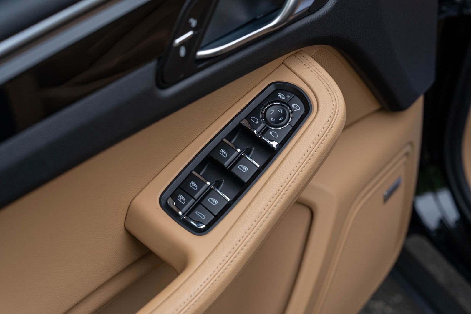 Used 2018 Porsche Macan Sport Edition AWD/4WD image 21