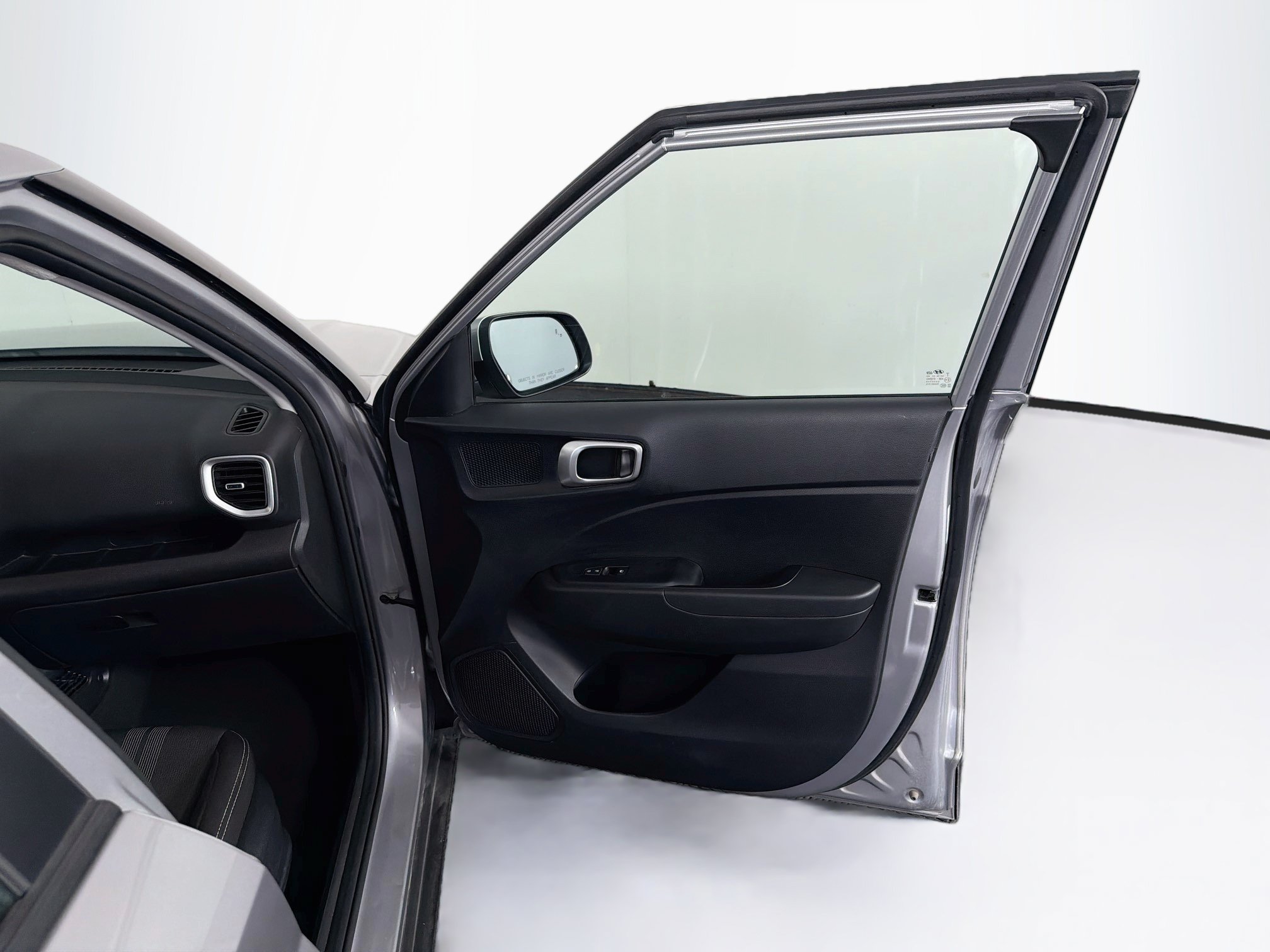 Used 2025 Hyundai Venue SEL FWD image 33