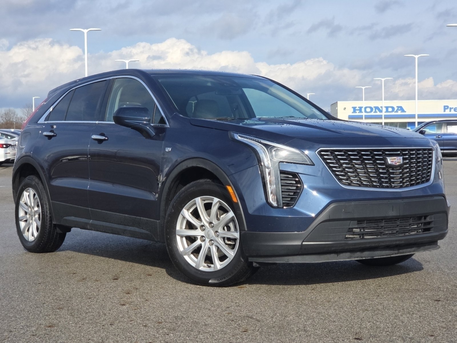 Used 2022 Cadillac XT4 Luxury w/ Cold Weather Package image 2